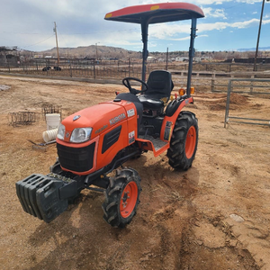 Tracteur compact Kubota B2320 haute performance pour l'entretien des jardins, le travail léger du sol et les travaux de paysagisme professionnels - Product Image 3