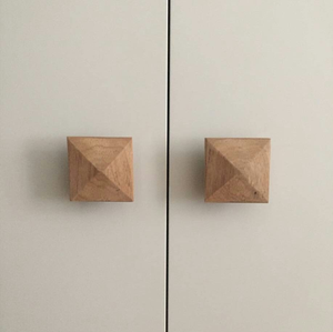 Tiradores de Madera de Diseño Único, Manijas Cuadradas con Rayas para Puertas y Cajones de Gabinetes por Blossom Craft India - Product Image 1
