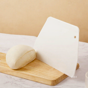 Grattoir à pâte et coupe-pâtisserie en plastique antibactérien de qualité alimentaire, compatible lave-vaisselle, réutilisable, outil de pâtisserie - ATLAS STAR Blanc - Product Image 1