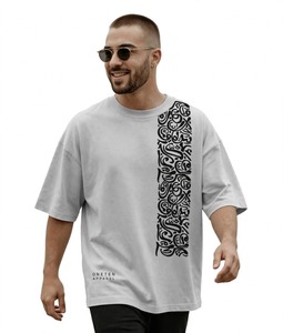 T-shirt blanc à manches courtes pour homme Oneten Apparel, coupe classique, col rond, avec impression de calligraphie arabe noire - Product Image 4