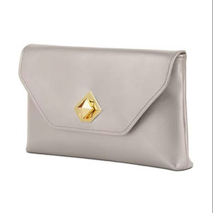 Pochette élégante taupe avec chaîne dorée, sac de soirée minimaliste pour femme, pochette chic à porter en bandoulière - Product Image 3