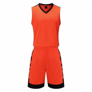 Ensemble d'uniformes de basketball personnalisés 100 % polyester respirant et à séchage rapide, nouveau style, fabriqué au Pakistan, haute qualité, en vente - Product Image 1