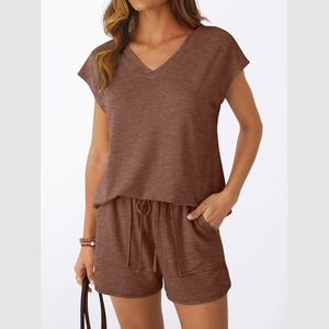 Sweat-shirt unisexe à manches courtes avec design numérique et col en V attrayant, style pull-over, couleurs tendance, design estival - Product Image 1