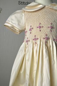 Robe smockée faite à la main pour bébés filles, style décontracté, fabrication ODM OEM au Vietnam, haute qualité, respirante et écologique - Product Image 2