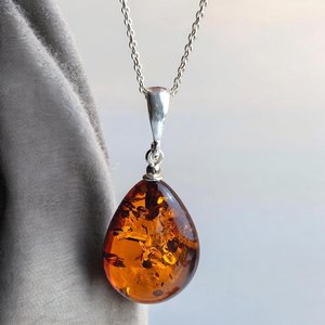จี้รูปหยดน้ำอำพันบอลติกสีน้ำผึ้งธรรมชาติแบบวินเทจ สร้อยคอเงินประดับจี้รูปหยดน้ำ ประดับอัญมณีแท้ ของขวัญสำหรับผู้หญิง - Product Image 2