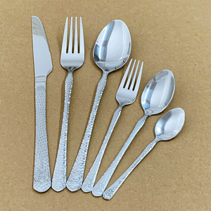 Juego de cubiertos de acero inoxidable ecológico plateado con mango retro martillado, cuchillo, tenedor y cuchara para bodas y fiestas, efecto espejo - Product Image 3