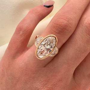 Anillo de tres piedras con diamante ovalado de 3.01 quilates cultivado en laboratorio para unisex, con oro sólido de 14 quilates, regalo de joyería de aniversario o promesa para pareja. - Product Image 2