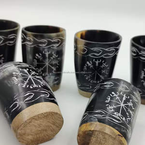 Cuerno de buey grabado blanco Vaso de beber negro Hecho a mano por Tayyab Handicraft DE LA India - Product Image 1
