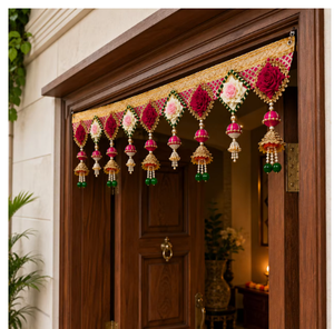 Toran indien traditionnel avec des pompons perlés de lotus rose et des broderies dorées pour la décoration de la maison à l'occasion de Diwali, à suspendre à l'entrée - Product Image 3
