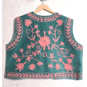 Chaleco de terciopelo Suzani para mujer, hecho a mano, bordado floral, estilo bohemio, vintage, para festivales. - Product Image 3