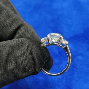 Anillo de compromiso y boda de 3 piedras con diamante cultivado en laboratorio de 6.50 CT, corte Ashoka, VVS, certificado IGI, chapado en oro de 14 quilates y plata, engaste de garras. - Product Image 3
