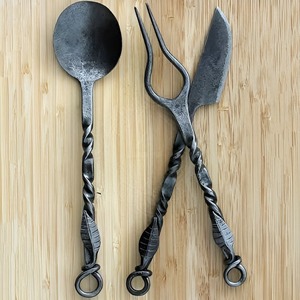 Ensemble de couverts médiévaux de style viking en acier à haute teneur en carbone, forgés à la main, écologiques, avec logo personnalisé, manches en acier inoxydable, compatibles lave-vaisselle - Product Image 3