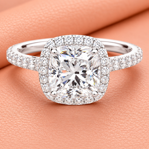 Bague en or blanc certifié avec diamant taille coussin et un magnifique design halo luxueux pour un bijou de fiançailles élégant - Product Image 1