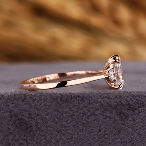 Anillo de compromiso de tres piedras de diamante cultivado en laboratorio con corte de cojín, Diamante redondo lateral, ajuste de punta de doble garra, platino para bodas - Product Image 4