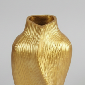 Magnifique ensemble de deux vases à fleurs dorés texturés, avec un design cannelé organique et une silhouette sculpturale pour une décoration moderne - Product Image 5