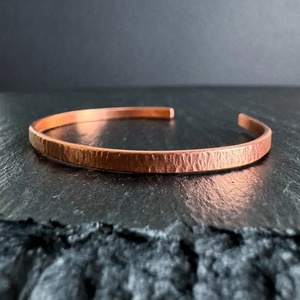 Brazalete de Cobre Texturizado Hecho a Mano, Brazalete Minimalista, Joyería Metálica Moderna para Hombres y Mujeres - Product Image 1