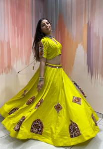 Lehenga Choli de satén de seda amarillo brillante con bordados y apliques, y dupatta de organza con trabajo de espejos, festivo. - Product Image 5
