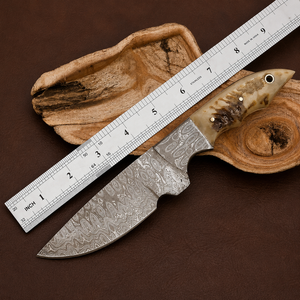 Couteau d'extérieur personnalisé avec lame à motif Damas et poignée en corne, couteau Damas compact pour la survie, la randonnée et les aventures en plein air - Product Image 1