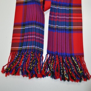 Tela escocesa tradicional roja para el hombro – Traje de estilo Highland para hombre - Product Image 2