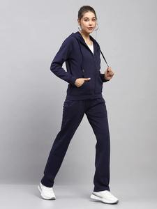 Ensemble de survêtement bleu marine personnalisé pour femme – Hoodie zippé et pantalon de jogging – Tenue de sport athlétique, entraînement, fitness, décontractée et active - Product Image 4