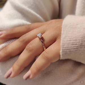 Bague de fiançailles fantaisie en or rose 10K pour femme, diamant 1,00 carat, clarté VS1, taille brillant rond, couleur E, bijou minimaliste - Product Image 4