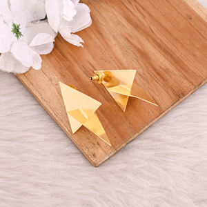 Boucles d'oreilles tendance en laiton plaqué or pour usage quotidien, bijoux personnalisés, boucles d'oreilles de créateur en laiton de haute qualité, commande en gros - Product Image 4