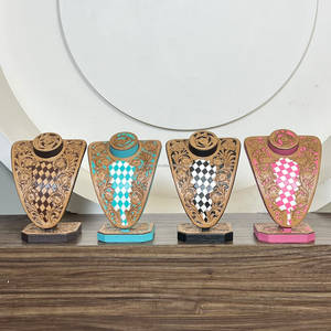 Buste de présentation en cuir véritable à motif damier, très demandé, avec design floral gravé, pour bijoux et colliers, idéal pour l'affichage en showroom - Product Image 4