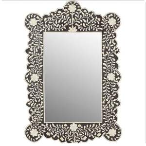 Cadre de miroir en résine avec incrustation de os, style artisanal traditionnel et influences contemporaines, pour un intérieur de luxe - Product Image 3