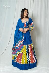 Chaniya Choli de Rayón Premium con Bordado de Espejo y Dupatta Estampada, con Encaje Multicolor, Ropa Étnica Festiva para Mujer, Colección - Product Image 3