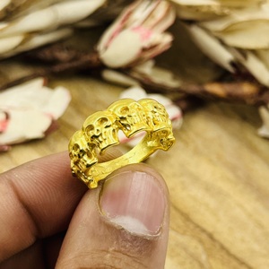 แหวนหัวกะโหลกสไตล์โกธิคสุดฮิต แหวนทองเหลืองพังก์สำหรับผู้ชาย ชุบทอง 18K ดีไซน์หัวกะโหลกหลายหัว สไตล์โกธิค สำหรับขายส่ง/OEM/ODM - Product Image 3