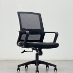 Chaise de bureau pivotante noire en maille, réglable en hauteur, avec accoudoirs et base roulante, idéale pour la maison, le bureau ou les visiteurs - Product Image 3