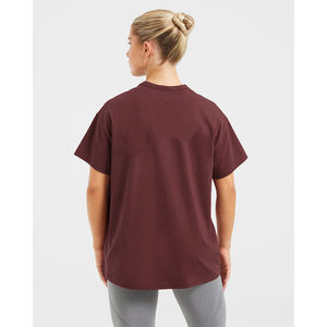 Camiseta deportiva de gran tamaño para mujer, color burdeos, de alta demanda, manga corta, suave, ligera, de diseño y corte relajado, para gimnasio y entrenamiento. - Product Image 2