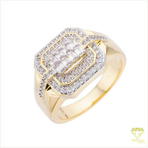 Anillo de hombre de plata 925 premium con diamante cultivado en laboratorio, con un patrón geométrico audaz y detalles de piedras brillantes. - Product Image 2