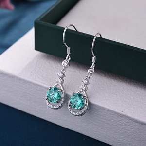 Élégantes boucles d'oreilles pendantes en forme de goutte d'eau avec halo de diamants verts, en or blanc massif, diamants colorés CVD HPHT créés en laboratoire, pour mariage français et soirées. - Product Image 4