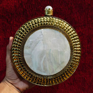 Pochette ronde artisanale indienne en nacre avec cadre en laiton de luxe, sac de soirée, de mariage, de créateur pour femme - Product Image 1