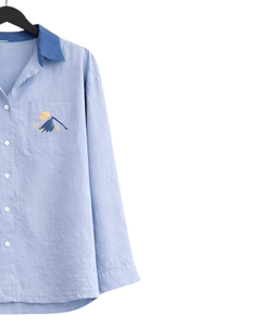Ensemble deux pièces décontracté pour femme : chemise bleu clair et pantalon large bleu, en coton et lin, avec poches brodées florales, idéal pour l'été - Product Image 4