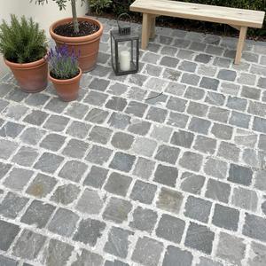 Pavés en grès gris Shivara - Design moderne, finition taillée à la machine, coupés sur mesure pour sols extérieurs et cours - Product Image 3