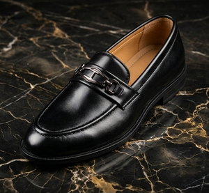 Asken Atelier - Mocasines Negros Elegantes para Hombre, con Hebilla Metálica, Cómodos, de Punta Redonda, Zapatos Formales Sin Cordones, Transpirables y Ligeros de PU - Product Image 1