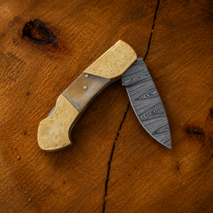 Cuchillo de bolsillo plegable de lujo hecho a mano de acero de Damasco con mango de hueso y latón grabado, con funda de cuero. Fabricante OEM ODM. - Product Image 2