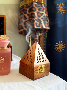 Quemador de incienso de madera artesanal con orificios de ventilación, base de madera, forma de pirámide, soporte para incienso árabe para regalos de Ramadán. - Product Image 3