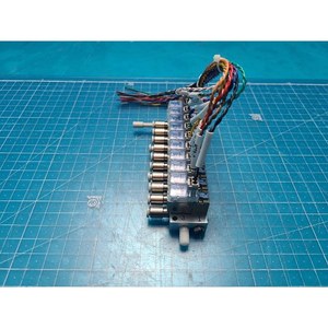 Vanne solénoïde 3 ports SMC V114T-5LNZ, utilisée comme pièce détachée pour équipement semi-conducteur Legacy - Product Image 1