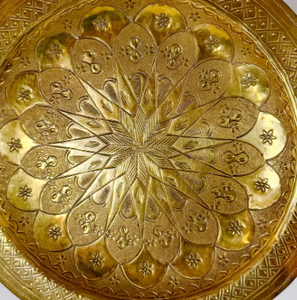 Assiette de service ronde en métal doré gravé à la main, style oriental, pour mariage et événements, motif floral, solide et sécurisée - Product Image 2
