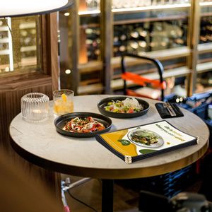 Cubierta de Menú Negra de 7 Páginas y 1 Volumen, 8.5x14 Pulgadas, Diseño de Producto - Product Image 3