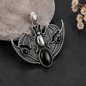 Colgante de murciélago ovalado de ónix negro alado, hecho a mano, chapado en oro/plata sobre latón, amuleto gótico de animal, collar llamativo bohemio, joyería - Product Image 5
