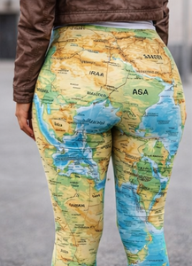 Leggings con mapa del mundo del Estrecho de Hormuz – Ropa deportiva con estampado geográfico de Oriente Medio y logotipo personalizado - Product Image 2