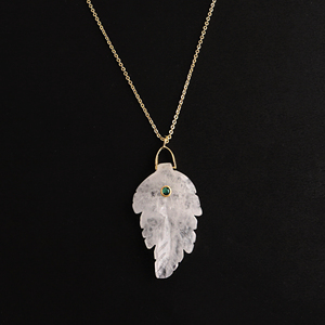 Collier pendentif en cristal de quartz sculpté en forme de feuille, incrusté d'émeraude CZ, plaqué or 18 carats, bijoux pour femmes, colliers tendance. - Product Image 4