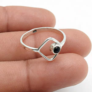 แหวนพลอยออนิกซ์สีดำสวยงาม ทำจากเงินแท้ 925 ประดับพลอยทรงกลมเจียระไนแบบเหลี่ยม งานฝีมือสไตล์โบฮีเมียน - Product Image 3