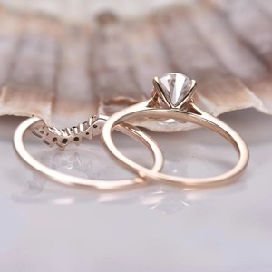 Anillo de Compromiso con Diamante Ovalado de 1.5 Quilates, Chapado en Oro de 18K, Engaste Premium, Joyería Fina Clásica para Mujer - Product Image 3