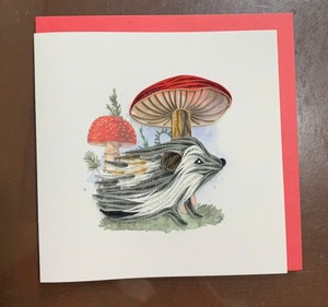 Carte d'invitation pop-up 3D faite à la main en quilling, motif hérisson et champignon, finition mate, forme irrégulière, Saint-Valentin, anniversaire - Product Image 1