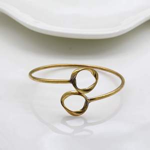 Bracelet manchette géométrique en laiton plaqué or, design ouvert minimaliste, bijoux unisexe - Product Image 1